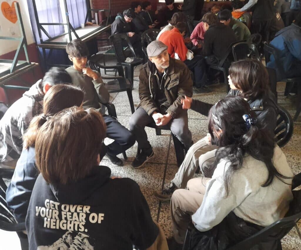 Vecinas y vecinos en una asamblea comunitaria en Los Cocos